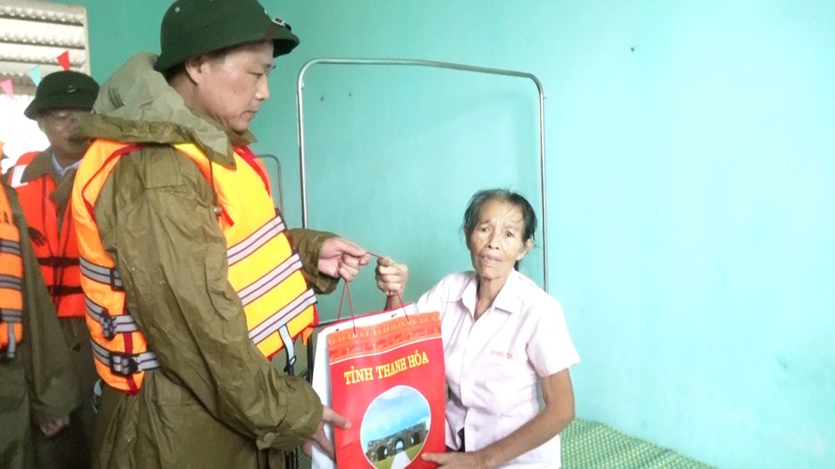 Ngày 17/9, Chủ tịch UBND tỉnh Thanh Hóa Tô Anh Dũng trực tiếp vào rốn lũ xã Kim Tân để kiểm tra, thăm hỏi, động viên người dân.