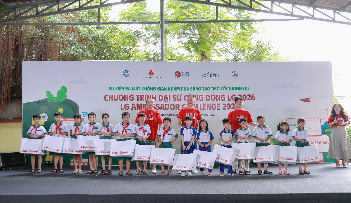 LG Electronics Việt Nam trao các phần quà tới các học sinh có hoàn cảnh khó khăn tại Trường Tiểu học Tân Mai. Nguồn: LG Electronics Việt Nam.