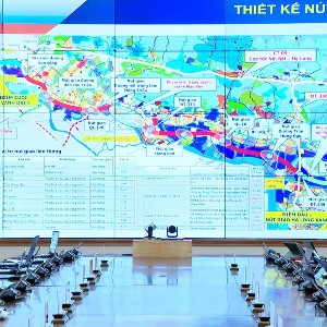 Chủ tịch UBND TP. Quảng Ninh nghe và cho ý kiến về dự án tuyến đường kết nối cao tốc Hải Phòng - Hạ Long đến đường vành đai 5 - vùng Thủ đô. Ảnh: QMG.