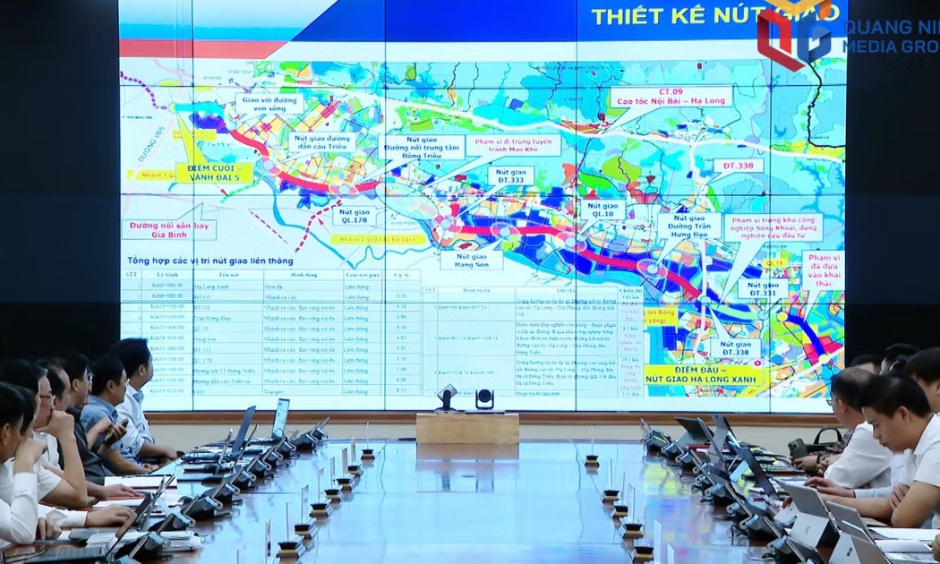 Chủ tịch UBND TP. Quảng Ninh nghe và cho ý kiến về dự án tuyến đường kết nối cao tốc Hải Phòng - Hạ Long đến đường vành đai 5 - vùng Thủ đô. Ảnh: QMG.