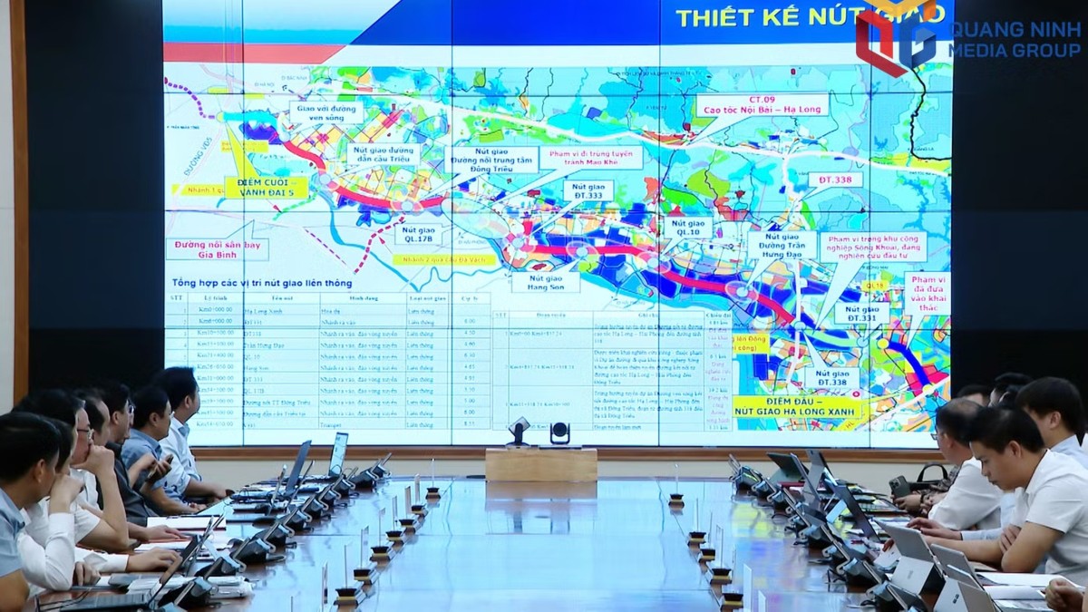 Chủ tịch UBND TP. Quảng Ninh nghe và cho ý kiến về dự án tuyến đường kết nối cao tốc Hải Phòng - Hạ Long đến đường vành đai 5 - vùng Thủ đô. Ảnh: QMG.
