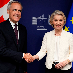 Chủ tịch Ủy ban châu Âu Ursula von der Leyen và Thủ tướng Canada Mark Carney tại Nghị viện châu Âu ở Strasbourg ngày 16/9 - Ảnh: The Canadian Press