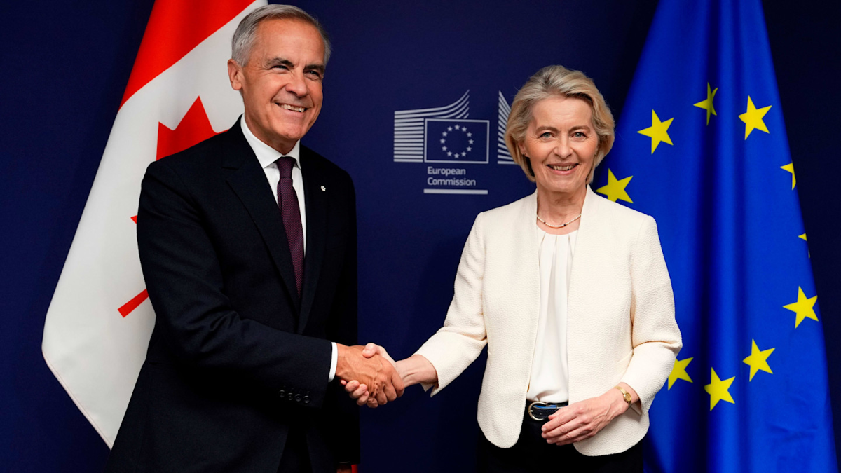 Chủ tịch Ủy ban châu Âu Ursula von der Leyen và Thủ tướng Canada Mark Carney tại Nghị viện châu Âu ở Strasbourg ngày 16/9 - Ảnh: The Canadian Press