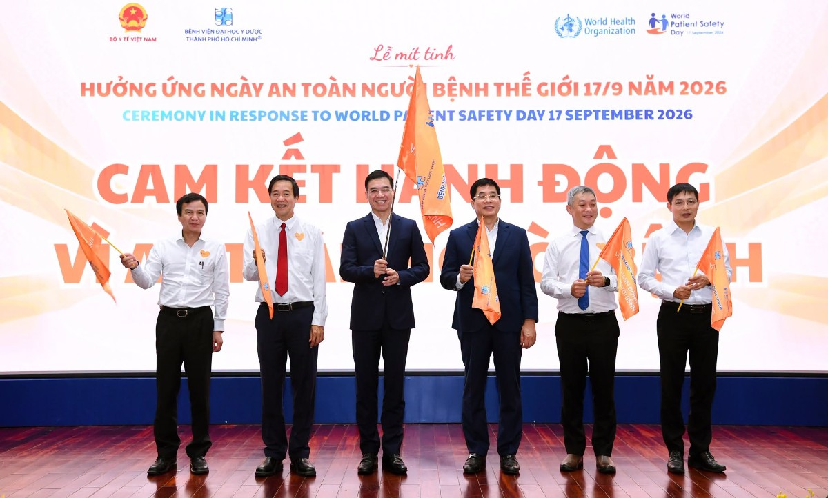 Đại biểu thực hiện nghi thức phát động cam kết “Chăm sóc an toàn suốt đời” tại chương trình. Ảnh: Bệnh viện Đại học Y Dược