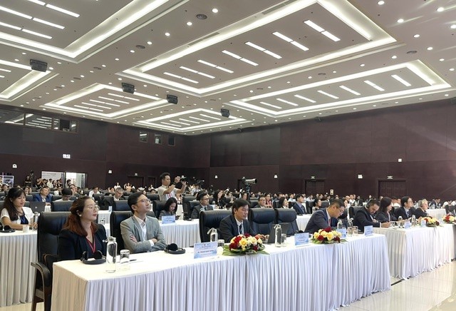 Các đại biểu trong nước và quốc tế tham dự diễn đàn. Ảnh Ngô Anh Văn