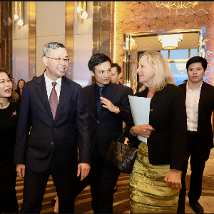Bộ trưởng Bộ Tài chính Ngô Văn Tuấn đón tiếp bà Mariam J. Sherman - Giám đốc Ngân hàng Thế giới tại Việt Nam, Campuchia và Lào. Ảnh: Việt Dũng.