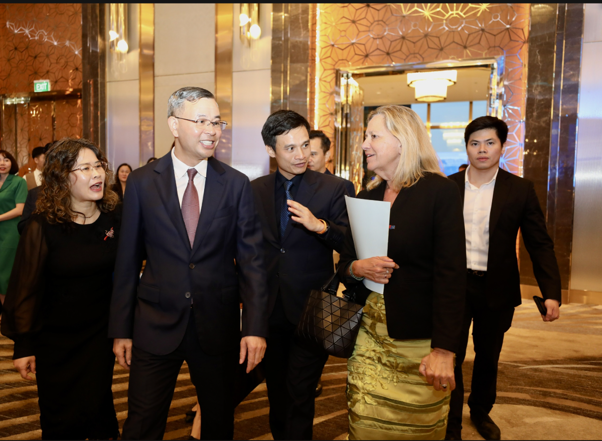 Bộ trưởng Bộ Tài chính Ngô Văn Tuấn đón tiếp bà Mariam J. Sherman - Giám đốc Ngân hàng Thế giới tại Việt Nam, Campuchia và Lào. Ảnh: Việt Dũng.