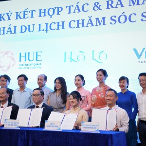 Lễ ký kết Bản Ghi nhớ hợp tác & ra mắt hệ sinh thái du lịch chăm sóc sức khoẻ. Ảnh: UBND TP Huế