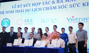 Lễ ký kết Bản Ghi nhớ hợp tác & ra mắt hệ sinh thái du lịch chăm sóc sức khoẻ. Ảnh: UBND TP Huế