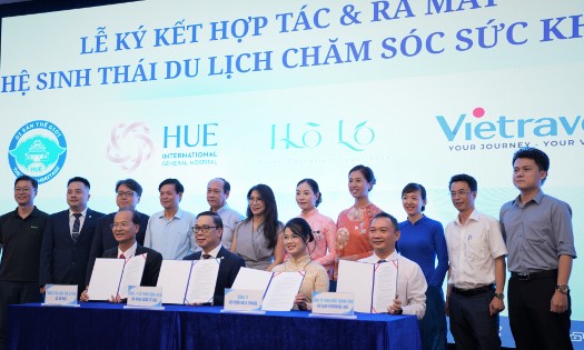 Lễ ký kết Bản Ghi nhớ hợp tác & ra mắt hệ sinh thái du lịch chăm sóc sức khoẻ. Ảnh: UBND TP Huế