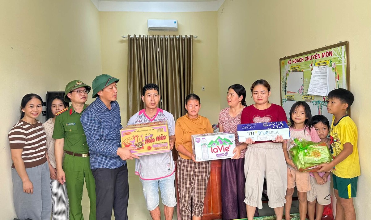 Chiều ngày 18/9, lãnh đạo xã Nông Cống đến thăm hỏi, động viên các hộ dân vùng ngập lụt đang được sơ tán tại các điểm tập trung trên địa bàn xã.