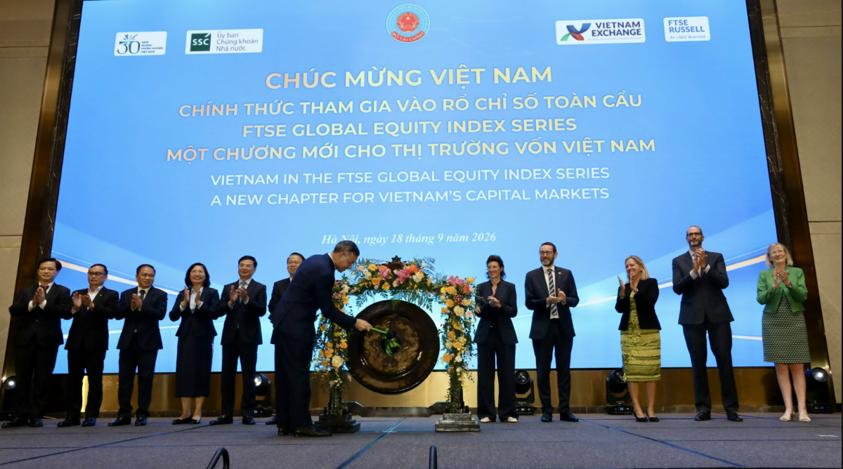Bộ trưởng Bộ Tài chính Ngô Văn Tuấn đánh cồng chào mừng Việt Nam chính thức tham gia vào thị trường mới nổi. Ảnh: Việt Dũng.