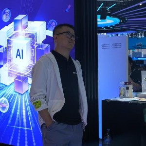 Một khách tham quan đứng gần khu trưng bày về AI tại Hội nghị Thế giới về Trí tuệ nhân tạo ở Thượng Hải, Trung Quốc. Ảnh: Ng Han Guan.