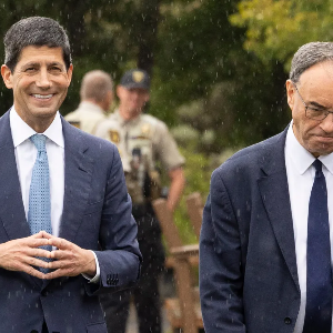 Thống đốc BOE Andrew Bailey (phải) và Chủ tịch Fed Kevin Warsh tại hội nghị của Fed ở Jackson Hole, tháng 8/2026 - Ảnh: CNBC.