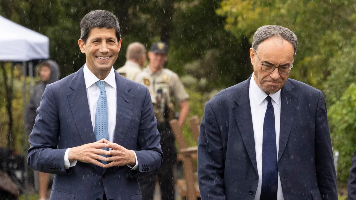 Thống đốc BOE Andrew Bailey (phải) và Chủ tịch Fed Kevin Warsh tại hội nghị của Fed ở Jackson Hole, tháng 8/2026 - Ảnh: CNBC.