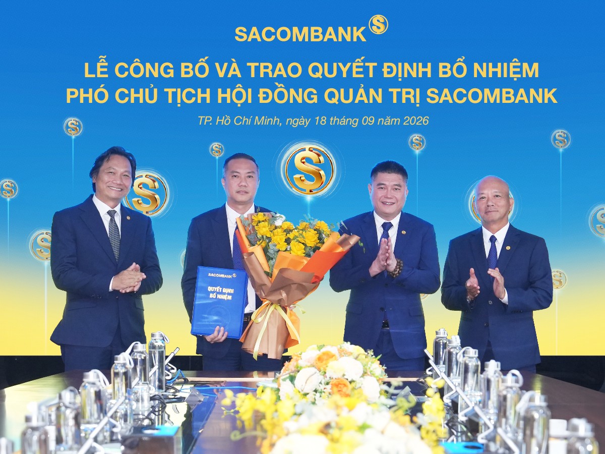 Ông Nguyễn Xuân Vũ nhận quyết đinh bổ nhiệm chức Phó Chủ tịch HĐQT SACOMBANK - Ảnh SACOMBANK.