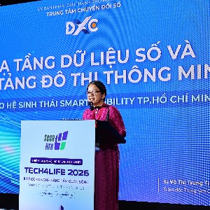 Bà Võ Thị Trung Trinh, Giám đốc Trung tâm Chuyển đổi số TP. Hồ Chí Minh, chia sẻ tại Hội nghị Tech4Life 2026, sáng 17/9 - Ảnh: Phạm Vinh.