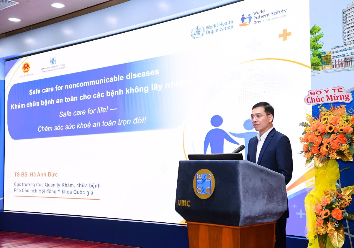 TS BS. Hà Anh Đức, Cục trưởng Cục Quản lý Khám, chữa bệnh, Bộ Y tế, chia sẻ về chăm sóc an toàn cho người mắc bệnh không lây nhiễm. Ảnh: Bệnh viện Đại học Y Dược