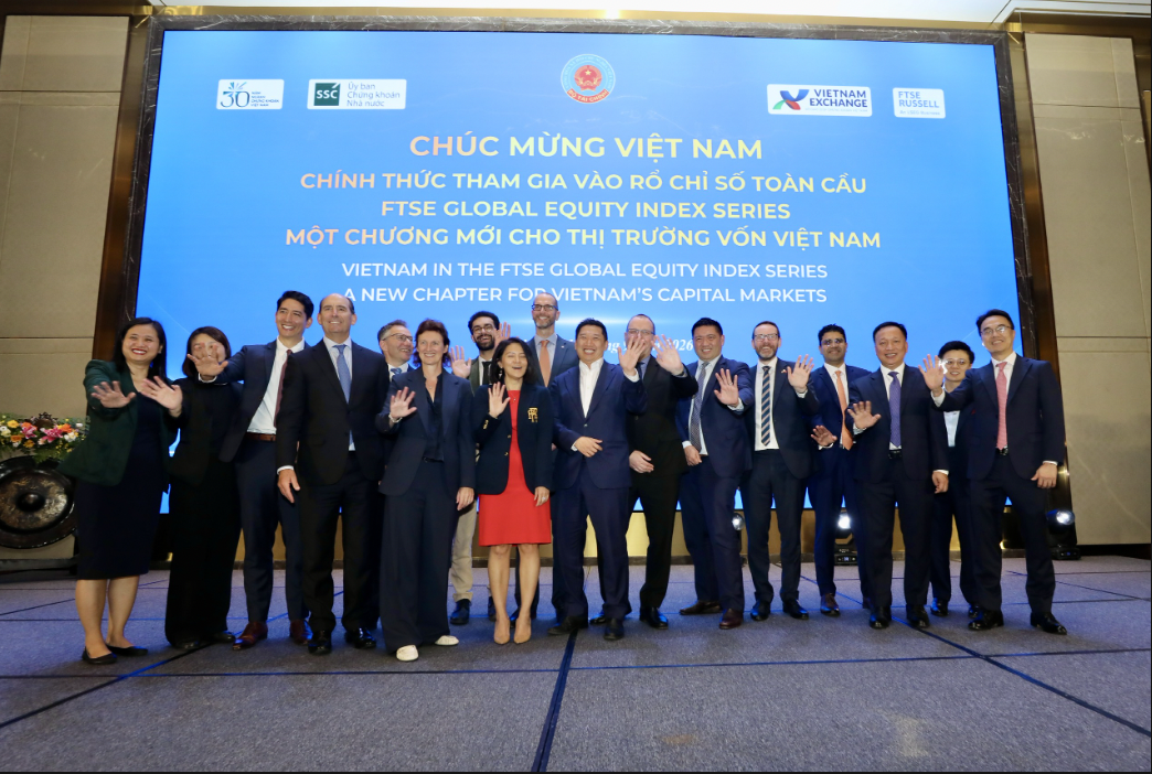 Các diễn giả, Tổ chức xếp hạng, đại diện các quỹ đầu tư, các thành viên trên thị trường chứng khoán chụp ảnh lưu niệm.