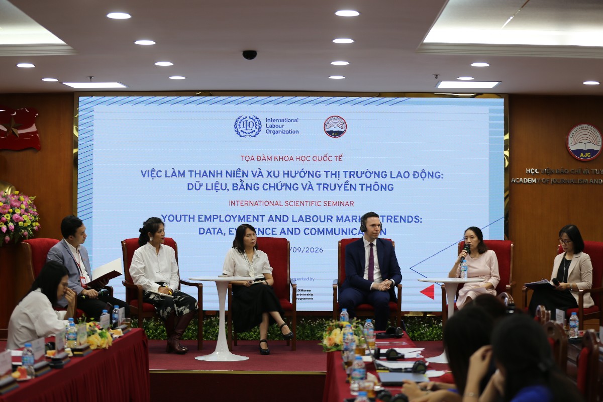 Các chuyên gia chia sẻ tại tọa đàm.