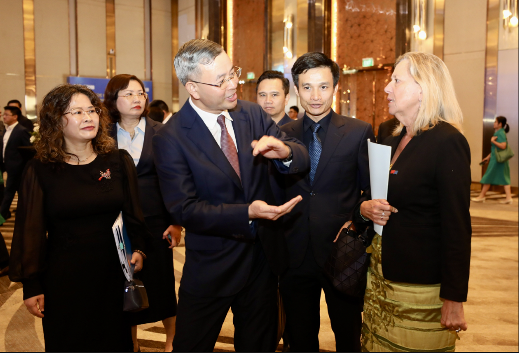 Bộ trưởng Bộ Tài chính Ngô Văn Tuấn đón tiếp bà Mariam J. Sherman - Giám đốc Ngân hàng Thế giới tại Việt Nam, Campuchia và Lào. Ảnh: Việt Dũng.