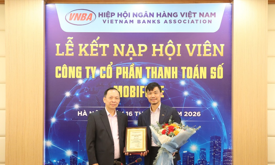TS. Đào Minh Tú, Phó Chủ tịch kiêm Tổng Thư ký trao quyết định và giấy chứng nhận cho đại diện Công ty Cổ phần Thanh toán số MobiFone (MDP), Tổng Giám đốc Phan Thanh Sơn - Ảnh MDP.