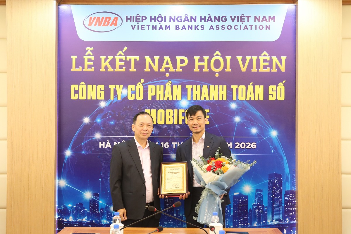 TS. Đào Minh Tú, Phó Chủ tịch kiêm Tổng Thư ký trao quyết định và giấy chứng nhận cho đại diện Công ty Cổ phần Thanh toán số MobiFone (MDP), Tổng Giám đốc Phan Thanh Sơn - Ảnh MDP.