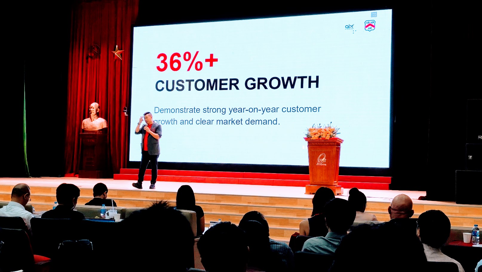 Tiến sĩ Marcuz Tan chia sẻ tại chuỗi sự kiện về cộng đồng startup. Theo ông, Số 36 đầu tiên là mục tiêu tăng trưởng khách hàng 36% mỗi năm. Ảnh: B.B