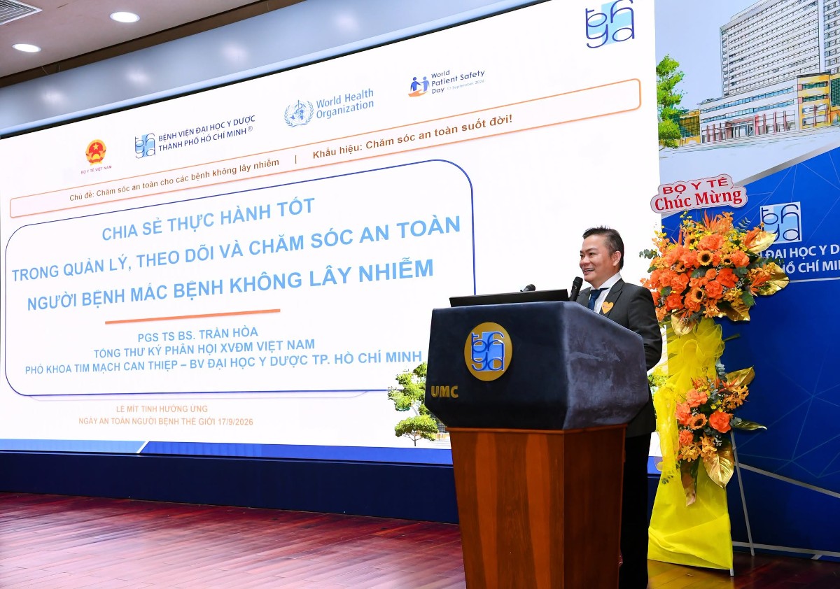 PGS TS BS. Trần Hòa chia sẻ thực hành chăm sóc an toàn trong quản lý người bệnh mắc bệnh không lây nhiễm. Ảnh: Bệnh viện Đại học Y Dược