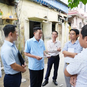 Phó Chủ tịch UBND thành phố Huế Hà Văn Tuấn kiểm tra thực địa liên quan đến công tác quản lý, sử dụng quỹ đất tại phường Thuận Hoá. Ảnh: UBND TP Huế