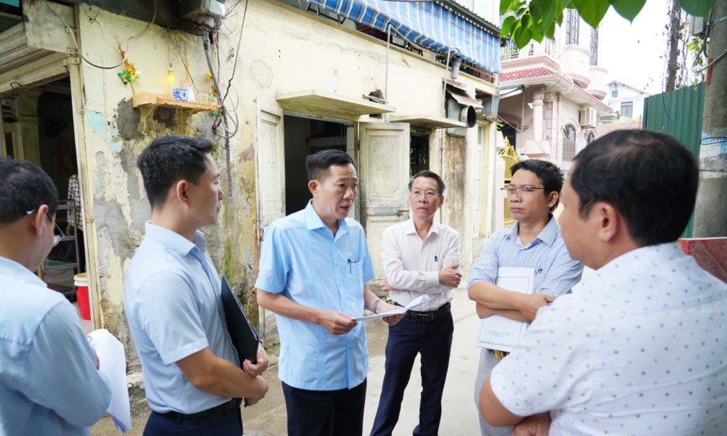 Phó Chủ tịch UBND thành phố Huế Hà Văn Tuấn kiểm tra thực địa liên quan đến công tác quản lý, sử dụng quỹ đất tại phường Thuận Hoá. Ảnh: UBND TP Huế