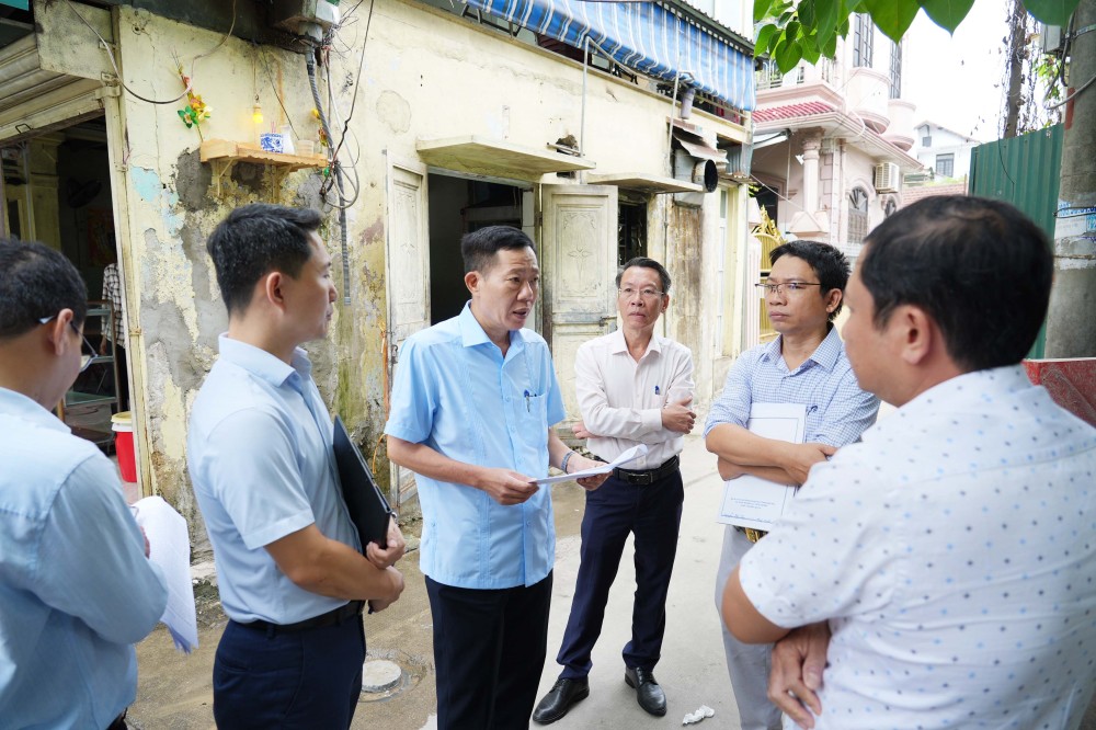 Phó Chủ tịch UBND thành phố Huế Hà Văn Tuấn kiểm tra thực địa liên quan đến công tác quản lý, sử dụng quỹ đất tại phường Thuận Hoá. Ảnh: UBND TP Huế