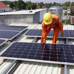 Tiến độ ban hành chính sách hỗ trợ điện mặt trời áp mái tại nhiều địa phương còn chậm. Ảnh: Thúy Hương.