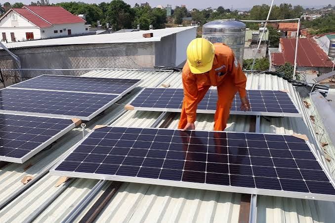 Tiến độ ban hành chính sách hỗ trợ điện mặt trời áp mái tại nhiều địa phương còn chậm. Ảnh: Thúy Hương.