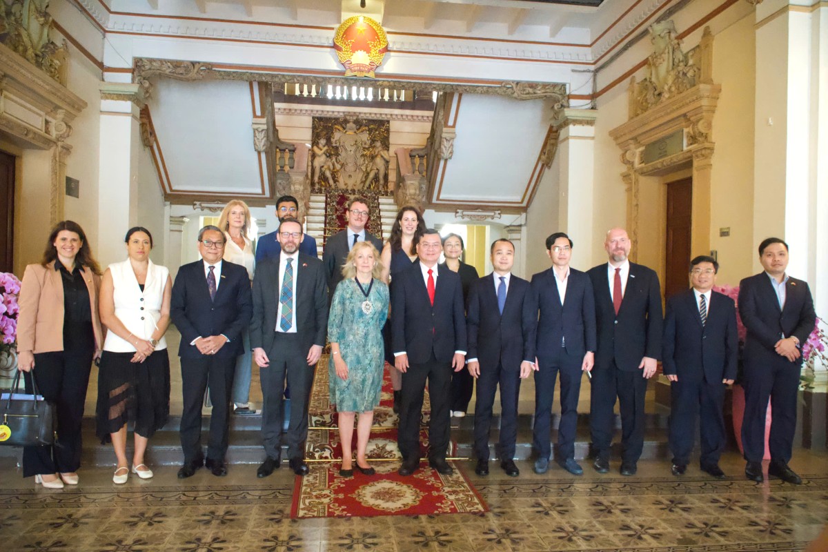 Bà Dame Susan Langley, Thị trưởng danh dự của Khu tài chính London gặp mặt lãnh đạo UBND TP. Hồ Chí Minh. Ảnh: Tổng lãnh sự Anh tại TP. Hồ Chí Minh