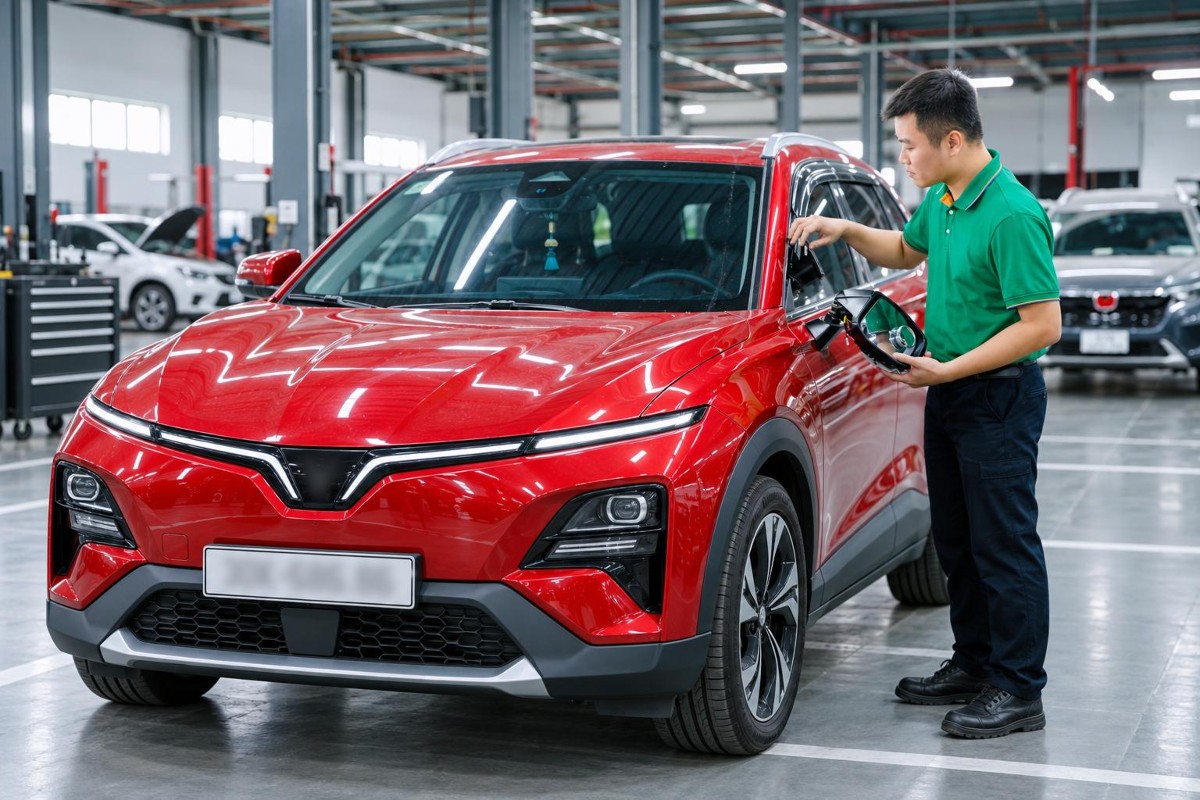 Giám định viên DBV kiểm tra tổn thất xe điện cho khách hàng tại gara.