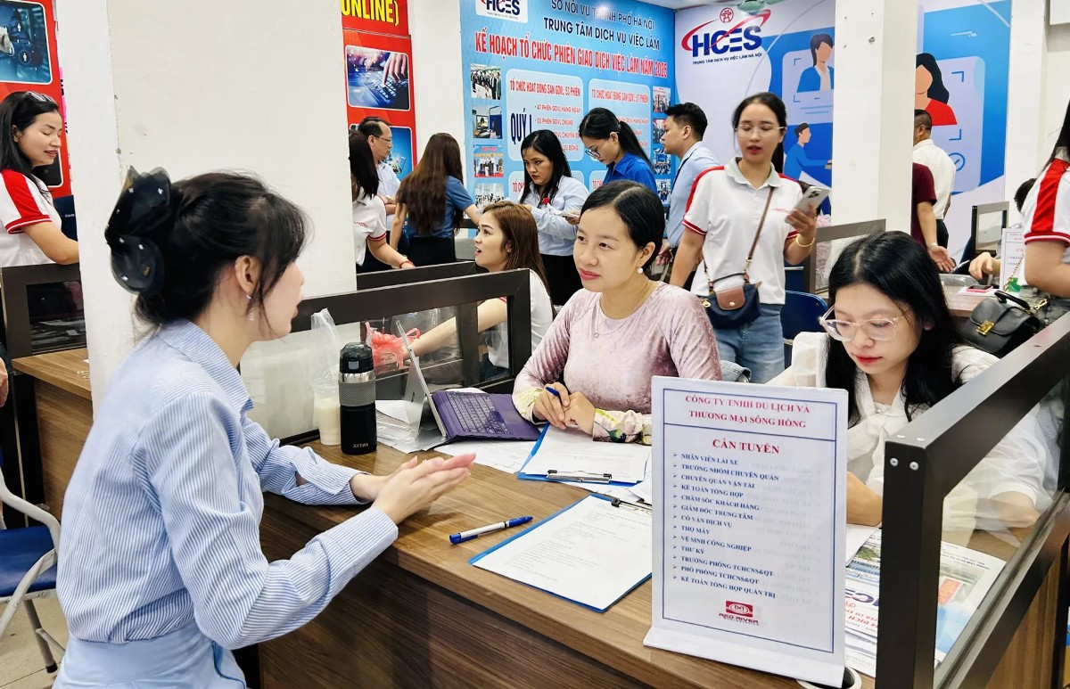 Sàn việc làm đã kết nối người lao đông với doanh nghiệp. Ảnh: Minh Hiếu