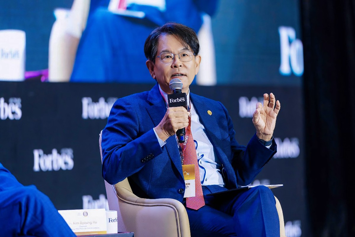 Ông Kim Byoungho - Chủ tịch Hội đồng Quản trị HDBank - tham gia phiên thảo luận cấp cao cùng các chuyên gia và lãnh đạo doanh nghiệp trong nước, quốc tế tại diễn đàn của sự kiện.