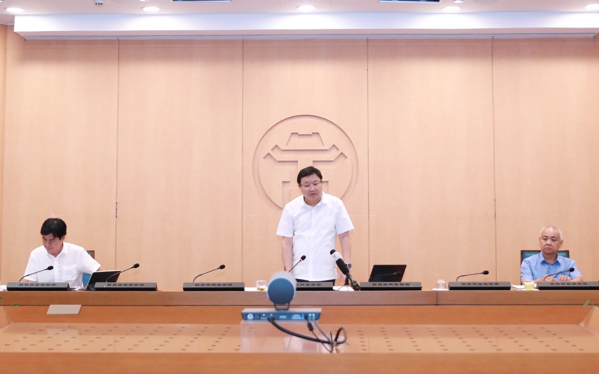Phó Giám đốc Sở Xây dựng Đào Minh Tâm trao đổi tại điểm cầu UBND TP.Hà Nội. Ảnh: hanoi.gov.vn