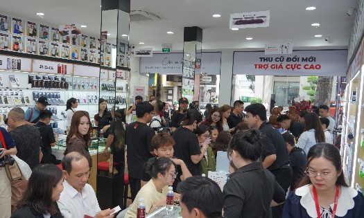 Rất đông khách hàng đến nhận iPhone 18 Pro Pro Max tại Minh Tuấn Mobile đường Trần Quang Khải, phường Tân Định, TP. Hồ Chí Minh, sáng 18/9 - Ảnh: Minh Hà.