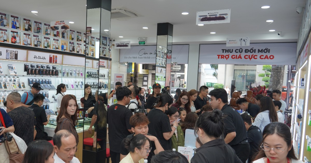 Hàng chục nghìn iPhone 18 được giao trong ngày đầu mở bán 18/9
