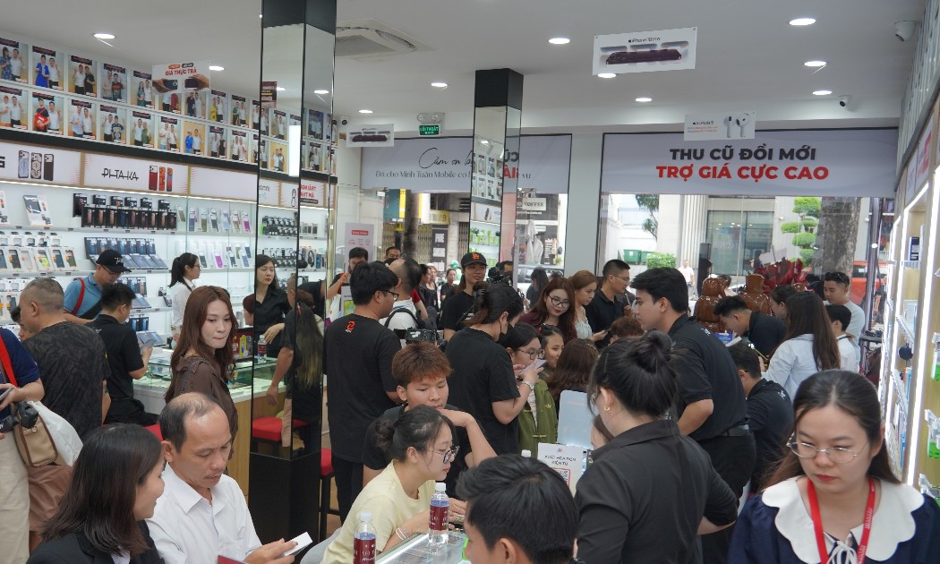 Rất đông khách hàng đến nhận iPhone 18 Pro Pro Max tại Minh Tuấn Mobile đường Trần Quang Khải, phường Tân Định, TP. Hồ Chí Minh, sáng 18/9 - Ảnh: Minh Hà.