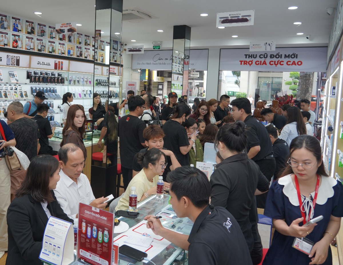 Rất đông khách hàng đến nhận iPhone 18 Pro Pro Max tại Minh Tuấn Mobile đường Trần Quang Khải, phường Tân Định, TP. Hồ Chí Minh, sáng 18/9 - Ảnh: Minh Hà.