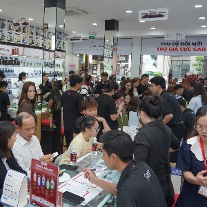 Rất đông khách hàng đến nhận iPhone 18 Pro Pro Max tại Minh Tuấn Mobile đường Trần Quang Khải, phường Tân Định, TP. Hồ Chí Minh, sáng 18/9 - Ảnh: Minh Hà.