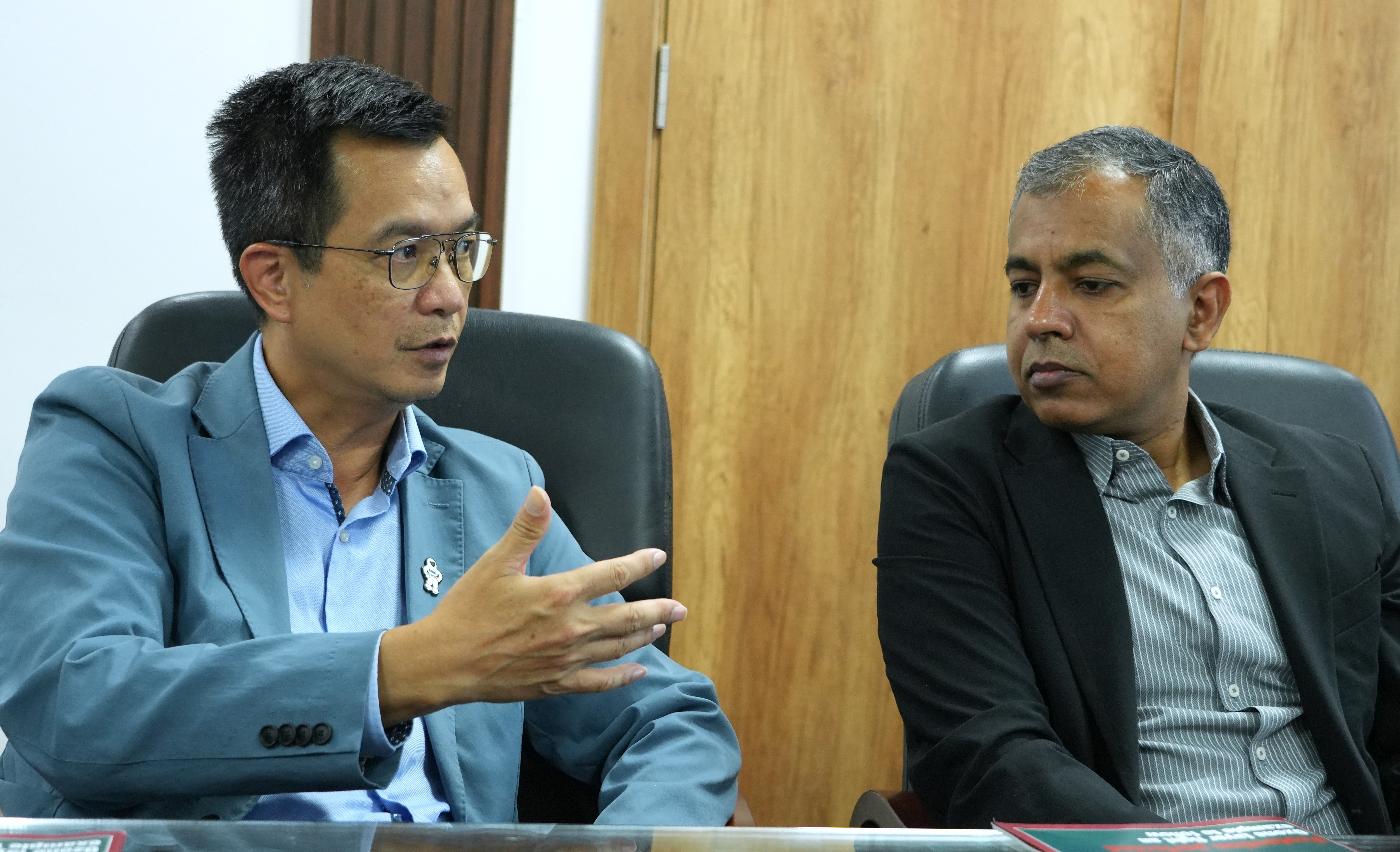 Mr. Phung Viet Thang, Country Manager of Intel Vietnam (left) joins the discussions at the working session. (Photo: Minh Quang)