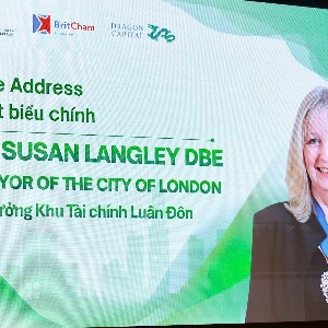 Bà Dame Susan Langley, Thị trưởng danh dự của Khu tài chính London, phát biểu tại Hội nghị cấp cao Anh - Việt Nam . Ảnh: Tổng lãnh sự Anh tại TP. Hồ Chí Minh