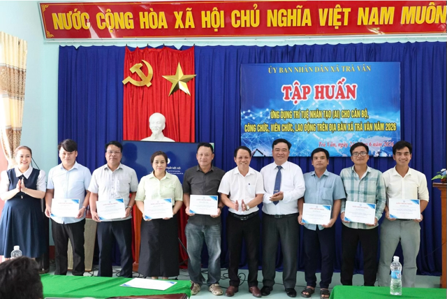 Trao Giấy chứng nhận cho các học viên đã hoàn thành chương trình tập huấn AI ở xã miền núi Trà Vân. Ảnh Văn Chương