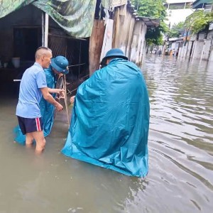 Lực lượng chức năng cảnh báo, hướng dẫn người dân tại các khu vực ngập sâu, hạn chế phương tiện đi vào điểm nguy hiểm.