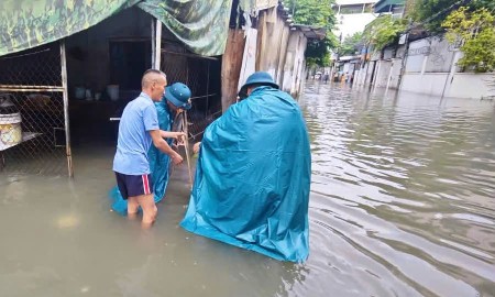 Lực lượng chức năng cảnh báo, hướng dẫn người dân tại các khu vực ngập sâu, hạn chế phương tiện đi vào điểm nguy hiểm.
