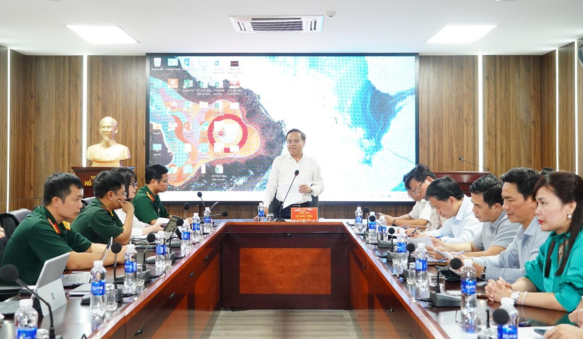 Lãnh đạo UBND tỉnh Quảng Trị làm việc với các sở, ngành và nhà đầu tư về đề xuất Trung tâm logistics thông minh Lao Bảo. Ảnh: Trường Nhật